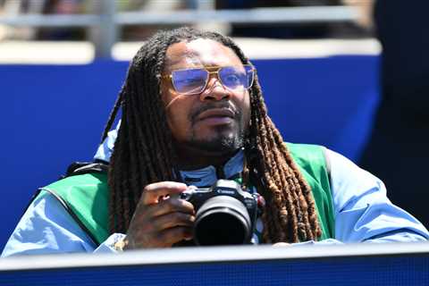 Marshawn Lynch works as photographer for USA vs Australia match
