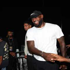 Kevin Hart loses it after LeBron James chooses his beloved 76ers
