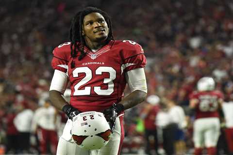 Marshawn Lynch does ALS Ice Bucket Challenge to support Chris Johnson