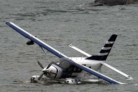 Seaplane Carrying 8 People Crashes Into New York City's East River