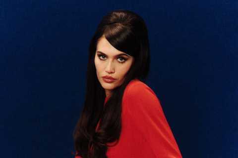 Sienna Spiro’s ‘Visitor’ Album Makes Top 10 Debut on Three Charts