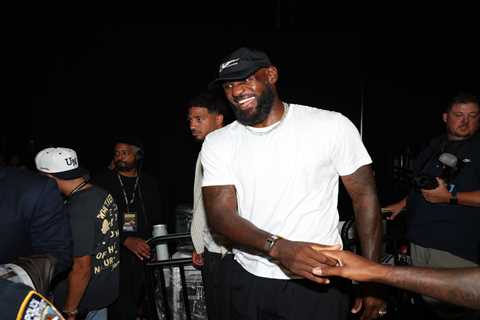 Kevin Hart loses it after LeBron James chooses his beloved 76ers