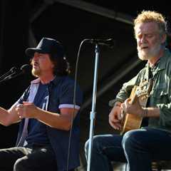 Eddie Vedder Pays Tribute to Glen Hansard By Busking at Late Singer’s Old Grafton Street Spot..