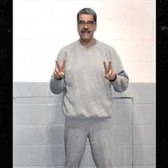 Nicolás Maduro Shares Jailhouse Photo in New Message, Flashes Peace Signs