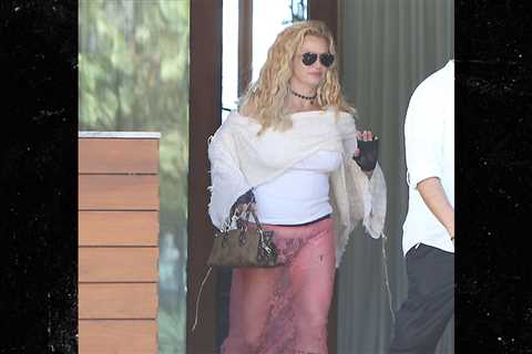 Britney Spears Looks Happy, Hot While Hanging Out in Malibu