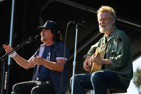 Eddie Vedder Pays Tribute to Glen Hansard By Busking at Late Singer’s Old Grafton Street Spot..
