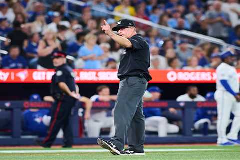 Scoreboard error leads to double-play that throws Blue Jays-Red Sox game into chaos