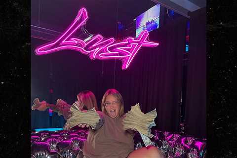 Mama June's Daughter Pumpkin Flashes Cash After Big Strip Club Weekend