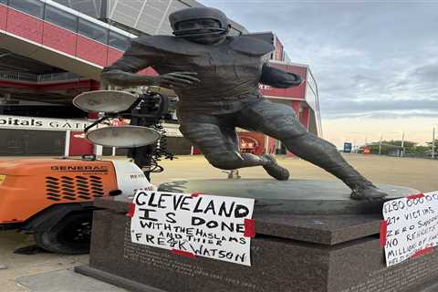 Angry Browns fans place signs on Jim Brown statue in protest of Deshaun Watson being named starter