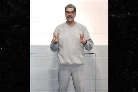 Nicolás Maduro Shares Jailhouse Photo in New Message, Flashes Peace Signs