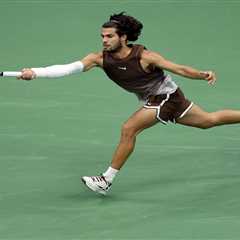 Carlos Alcaraz shows off new coif and healthy wrist at US Open in return to court