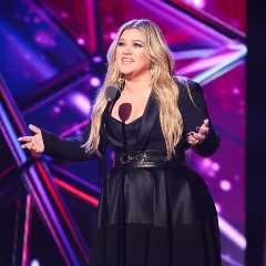 Kelly Clarkson’s Interaction at Brooklyn Store Art of Play Revealed in Store’s Security Video